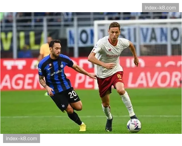 罗马队内训练赛，德罗西尝试让克里斯坦特在四后卫与三中卫的混合防守体系中切换角色。