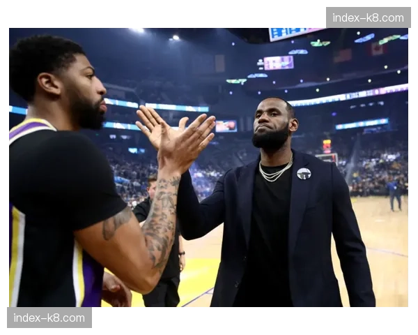 镜头特写:看见信号了吗?镜头捕捉到场边教练向球员做出的快速转换进攻手势 镜头特写:看见信号了吗?镜头捕捉到场边教练向球员做出的快速转换进攻手势