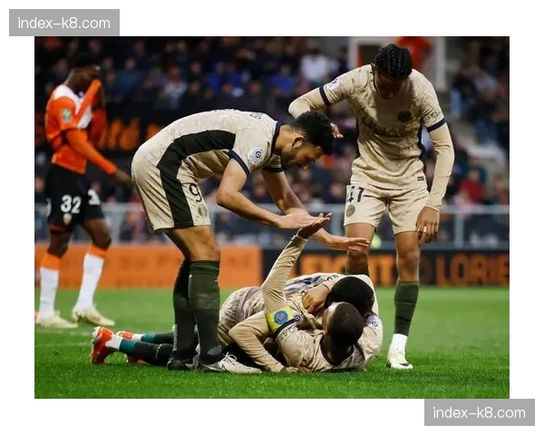 巴黎圣日耳曼4-0大胜洛里昂，恩里克打造的“窒息式”前场压迫显威力