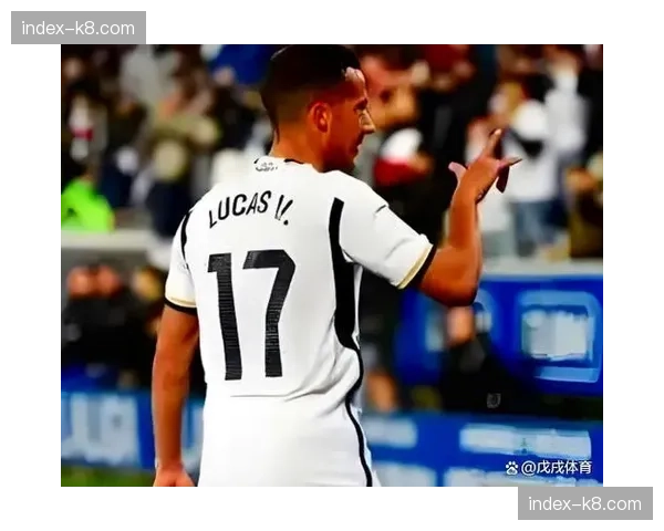 场边花絮:皇马对阵拜仁,看台上出现致敬克罗斯与穆勒的巨型TIFO。 场边花絮:皇马对阵拜仁,看台上出现致敬克罗斯与穆勒的巨型TIFO。