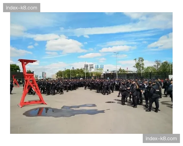 球场安保升级：为防止五月关键战发生球迷冲突，两座承办体育场加装额外防暴隔离设施